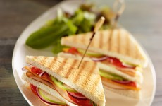 club-sandwich-au-filet-de-poulet-tomates-salade-et-fromage-frais