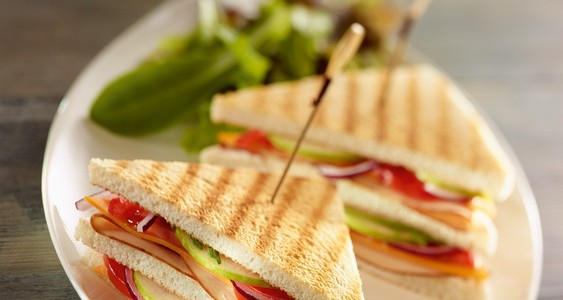 club-sandwich-au-filet-de-poulet-tomates-salade-et-fromage-frais