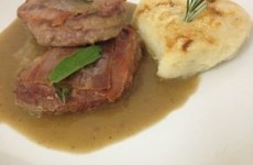 1728165877-saltimboca-la-romana-com-tortinha-de-batata