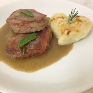 1728165877-saltimboca-la-romana-com-tortinha-de-batata